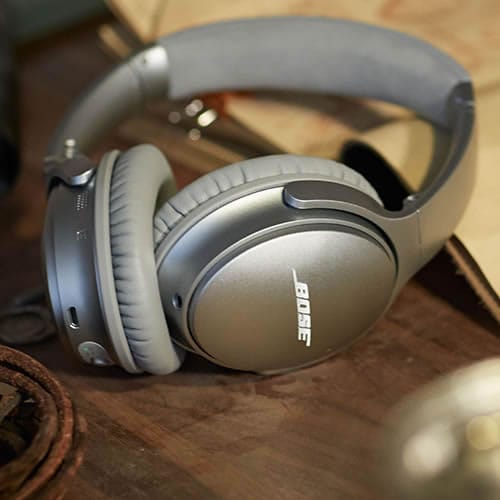 سماعات Soundcore Sleep A30 على وسادة في بيئة نوم هادئة