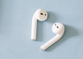 مستخدم AirPods 4 يسجل بودكاست بجودة عالية مع موجات صوتية فنية