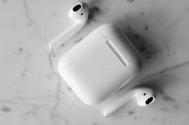 مستخدم AirPods 4 يسجل بودكاست بجودة عالية مع موجات صوتية فنية