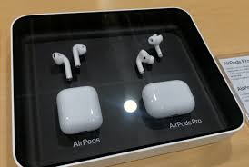 "AirPods Max مع Mac يعرض إعدادات الكاميرا الريموت في iOS 26"