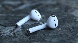 "AirPods تكتشف النوم وتوقف الصوت في بيئة هادئة"