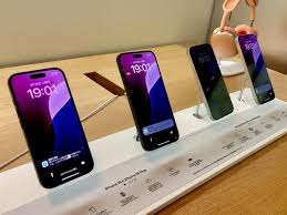مقارنة تصميم Galaxy S25 Ultra وMotorola Edge 2025.